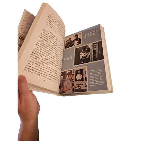 Becoming adapted for young readers by Michelle Obama belacorte press - Picture 2 of 4